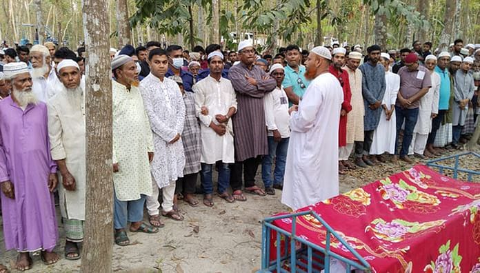হ্যান্ডকাপ পরে বাবার জানাজায় সিদ্দিকুর রহমান